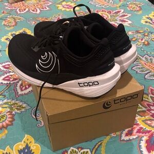 Topo Athletic Phantom 4 – Women’s 8.5 (Black/White) | EUC🎉